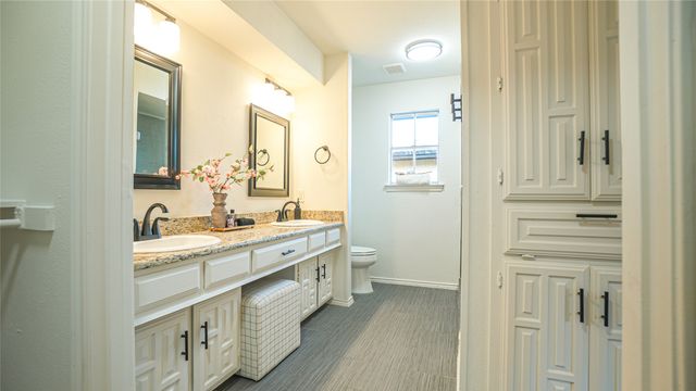 1917 Middle Glen Drive, Carrollton, TX 75007