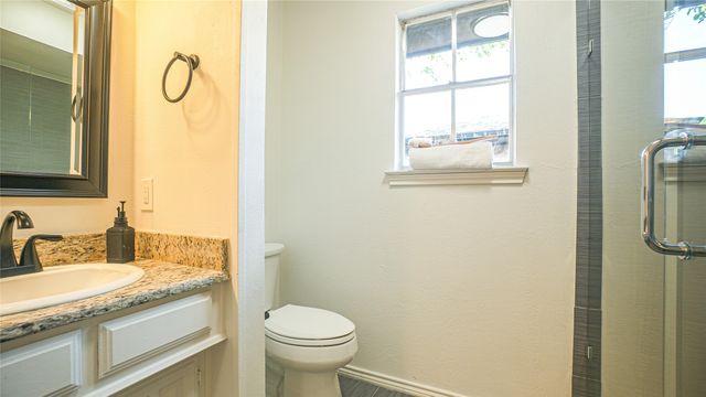1917 Middle Glen Drive, Carrollton, TX 75007
