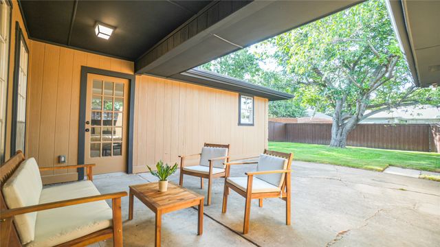 1917 Middle Glen Drive, Carrollton, TX 75007