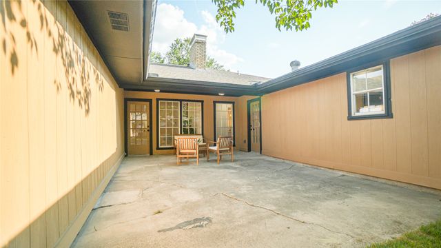 1917 Middle Glen Drive, Carrollton, TX 75007