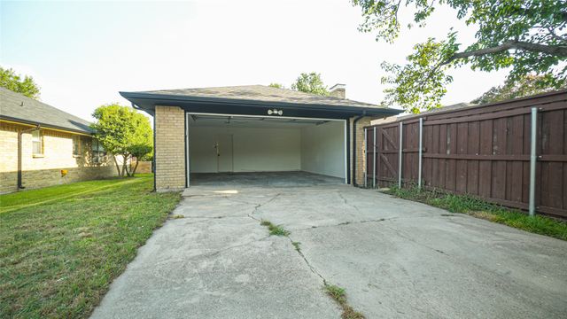 1917 Middle Glen Drive, Carrollton, TX 75007