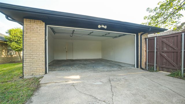 1917 Middle Glen Drive, Carrollton, TX 75007