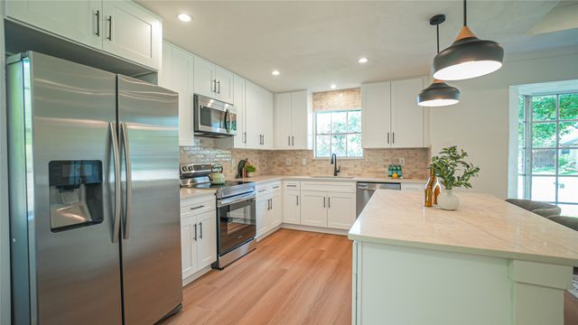 1917 Middle Glen Drive, Carrollton, TX 75007