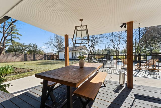 8720 W Fairway Dr, Baton Rouge, LA 70809