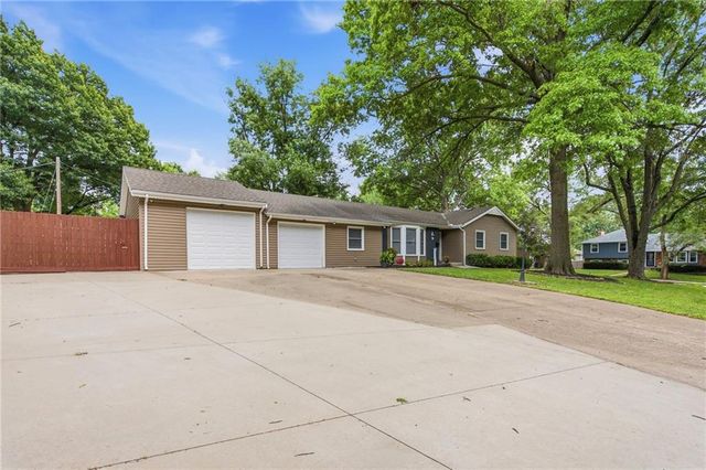 8821 Lowell Avenue, Overland Park, KS 66212
