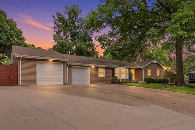 8821 Lowell Avenue, Overland Park, KS 66212