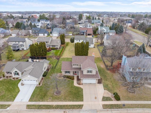 2328 Hunter Road, Bettendorf, IA 52722