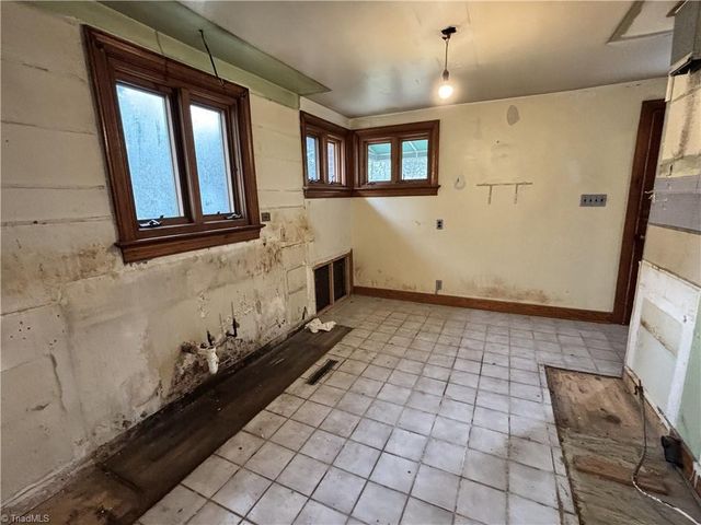 1255 Peace Haven Road, Winston-salem, NC 27104