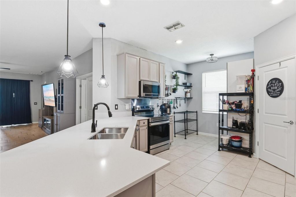 Image 3 of property listing at 587 PATTON LOOP, Bartow, FL 33830