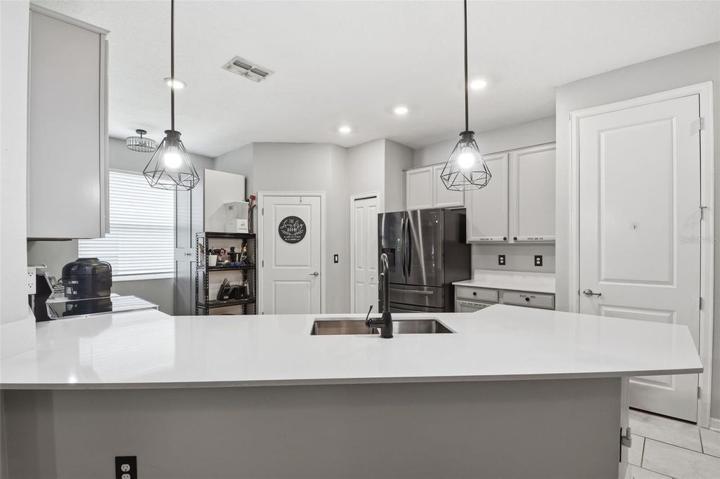Image 6 of property listing at 587 PATTON LOOP, Bartow, FL 33830