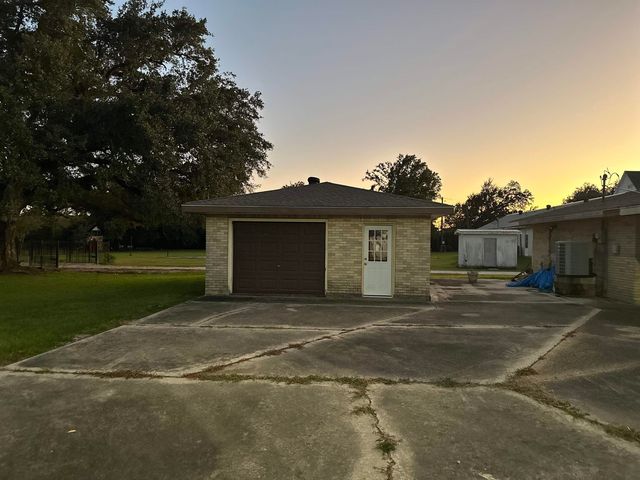 100 Leger St, Montegut, LA 70377