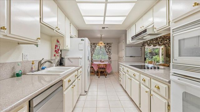 1400 Sussex Ct, Roseville, CA 95661