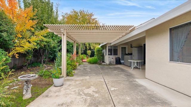 1400 Sussex Ct, Roseville, CA 95661