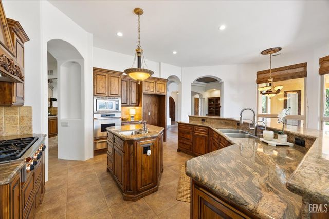 204 Somerford Court, Bakersfield, CA 93312