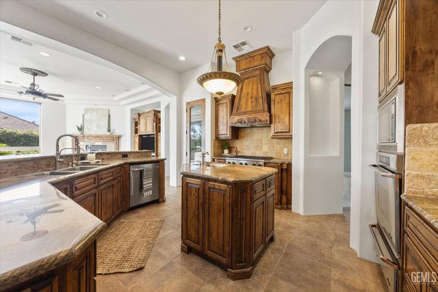 204 Somerford Court, Bakersfield, CA 93312
