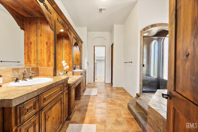 204 Somerford Court, Bakersfield, CA 93312