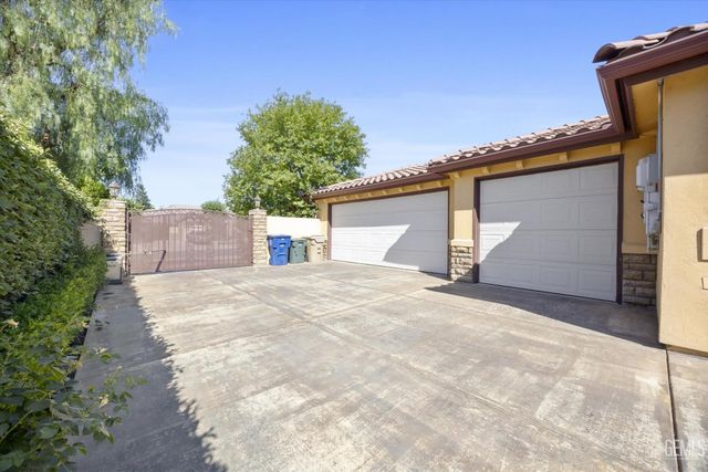 204 Somerford Court, Bakersfield, CA 93312