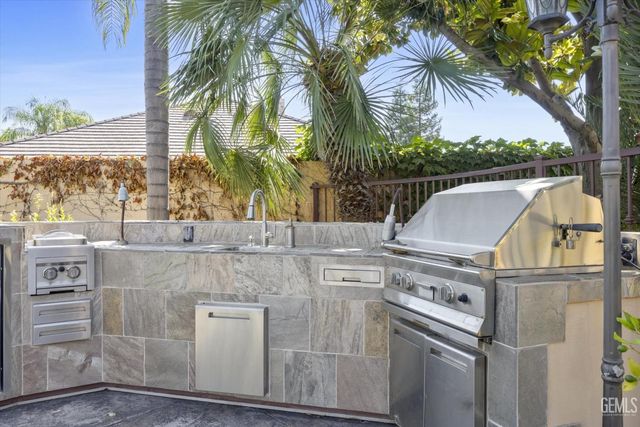 204 Somerford Court, Bakersfield, CA 93312