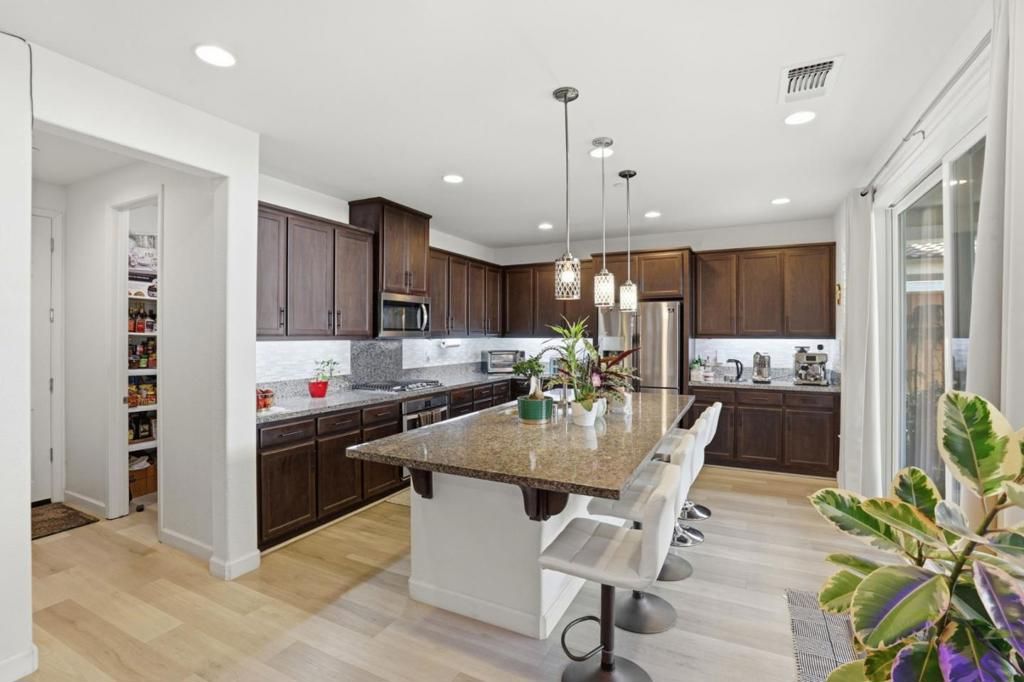 Image 13 of property listing at 1017 Ruby Way, Gilroy, CA 95020