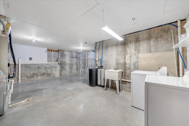 275 Chestnut Creek DR, Hardy, VA 24101