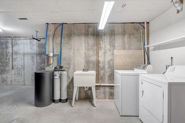 275 Chestnut Creek DR, Hardy, VA 24101