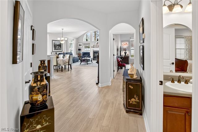 5121 Shepherds Glen, Willoughby, OH 44094