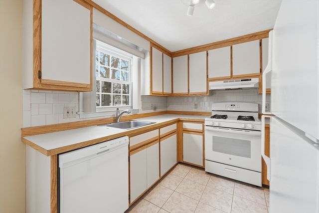 551 Hildreth St 21, Dracut, MA 01826