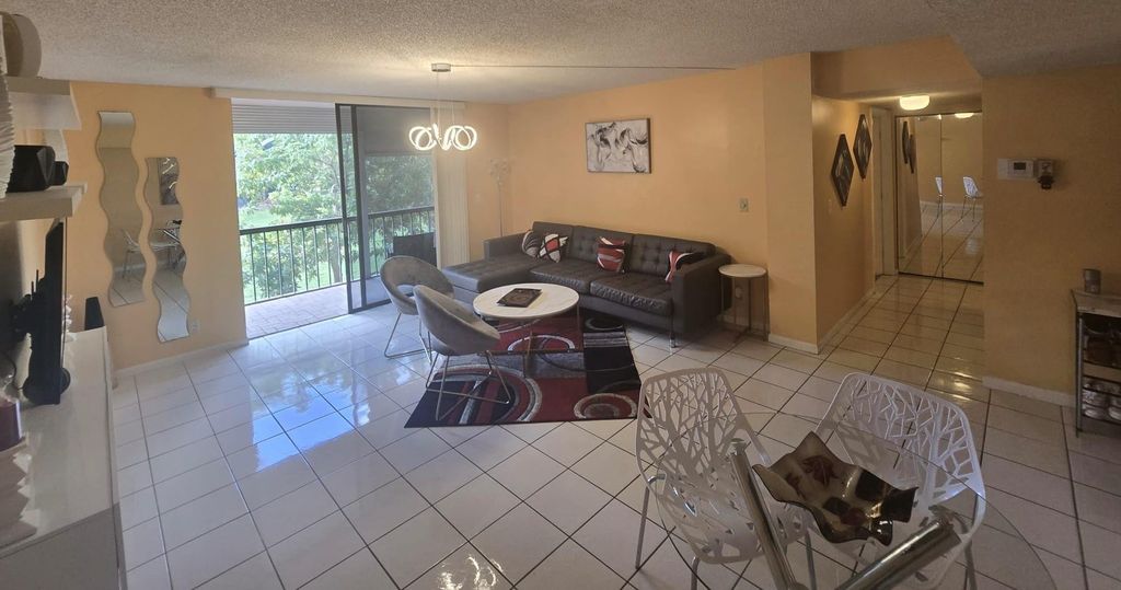 5160 Las Verdes Circle 217, Delray Beach, FL 33484