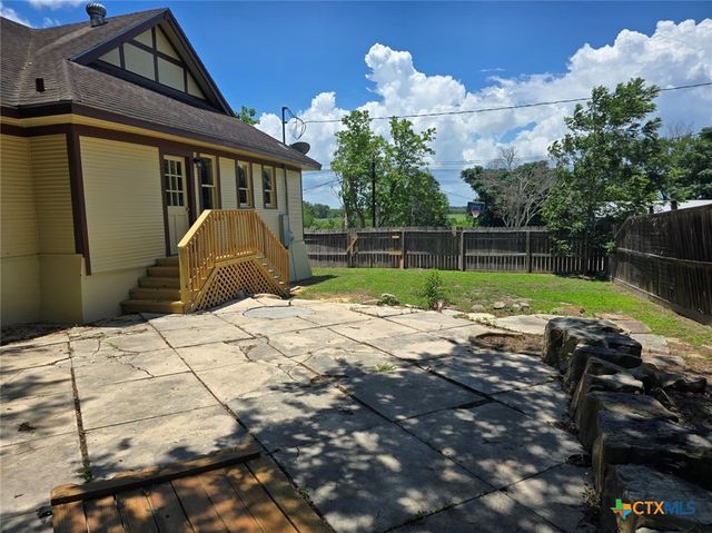 144 W Wallace Street, Gonzales, TX 78629