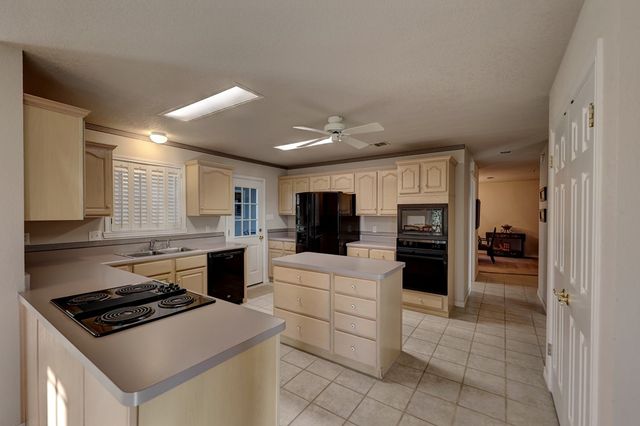 673 W Lacey Oak Pkwy, Kerrville, TX 78028