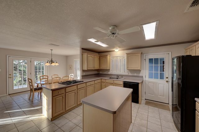 673 W Lacey Oak Pkwy, Kerrville, TX 78028