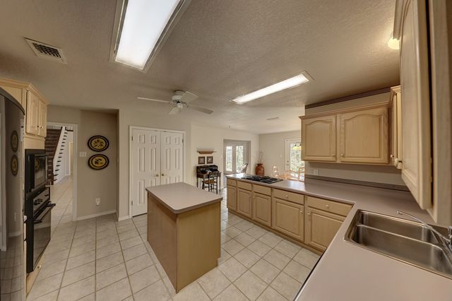 673 W Lacey Oak Pkwy, Kerrville, TX 78028