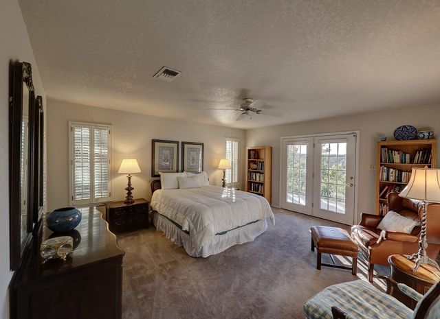 673 W Lacey Oak Pkwy, Kerrville, TX 78028