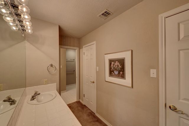 673 W Lacey Oak Pkwy, Kerrville, TX 78028