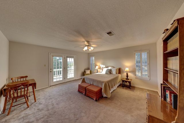 673 W Lacey Oak Pkwy, Kerrville, TX 78028