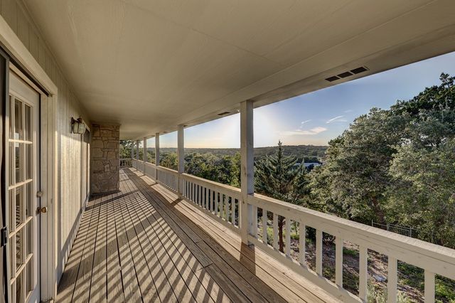 673 W Lacey Oak Pkwy, Kerrville, TX 78028