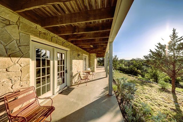 673 W Lacey Oak Pkwy, Kerrville, TX 78028