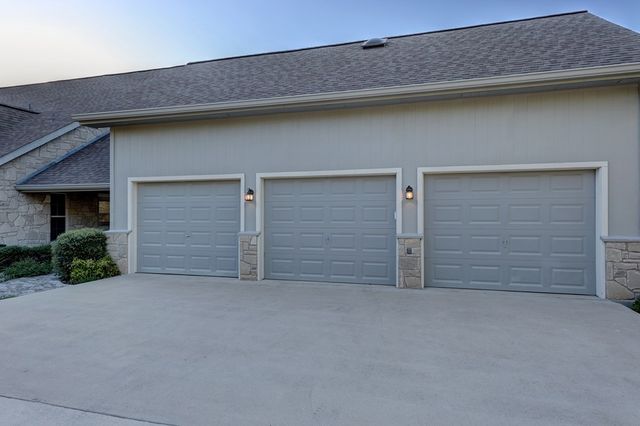 673 W Lacey Oak Pkwy, Kerrville, TX 78028