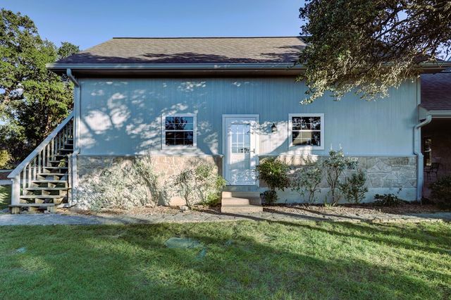 673 W Lacey Oak Pkwy, Kerrville, TX 78028