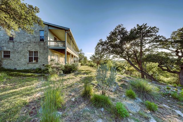 673 W Lacey Oak Pkwy, Kerrville, TX 78028