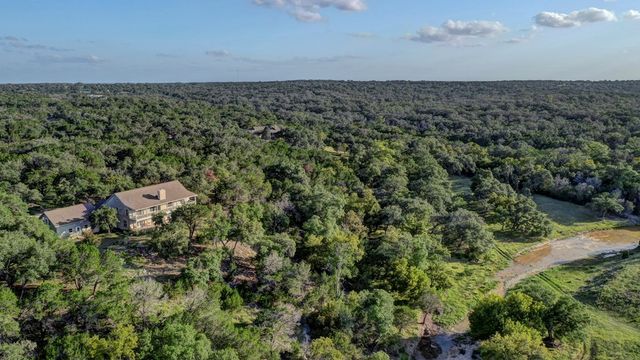 673 W Lacey Oak Pkwy, Kerrville, TX 78028