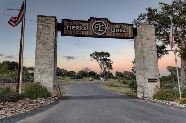 673 W Lacey Oak Pkwy, Kerrville, TX 78028