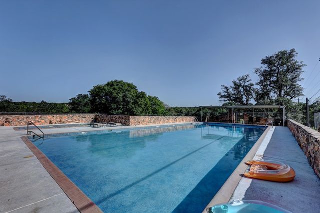 673 W Lacey Oak Pkwy, Kerrville, TX 78028