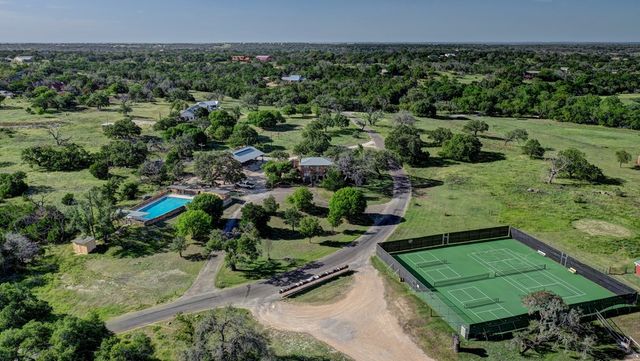 673 W Lacey Oak Pkwy, Kerrville, TX 78028