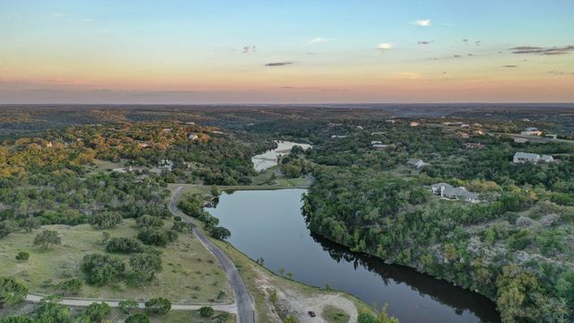 673 W Lacey Oak Pkwy, Kerrville, TX 78028