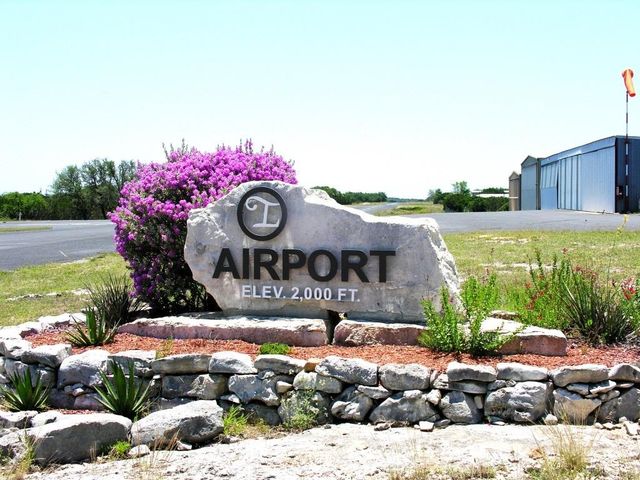 673 W Lacey Oak Pkwy, Kerrville, TX 78028