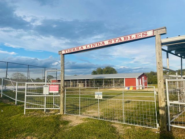 673 W Lacey Oak Pkwy, Kerrville, TX 78028