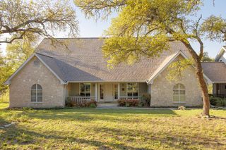 673 W Lacey Oak Pkwy, Kerrville, TX 78028