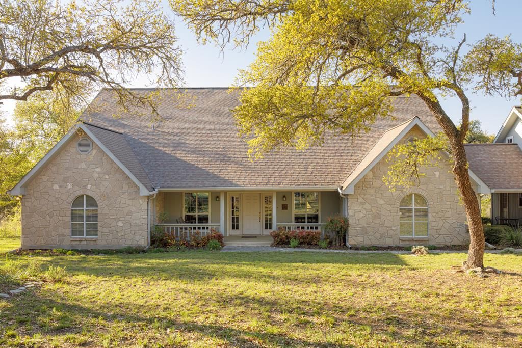673 W Lacey Oak Pkwy, Kerrville, TX 78028