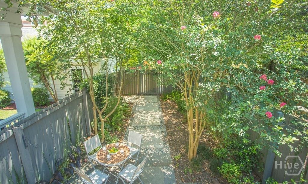 Image 13 of property listing at 517 E Gordon Street, Savannah, GA 31401